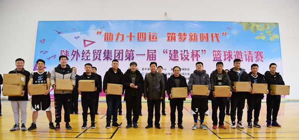 11中共富平縣委常委、政法委書記杜銀虎為第二名獲獎隊頒獎_副本.jpg